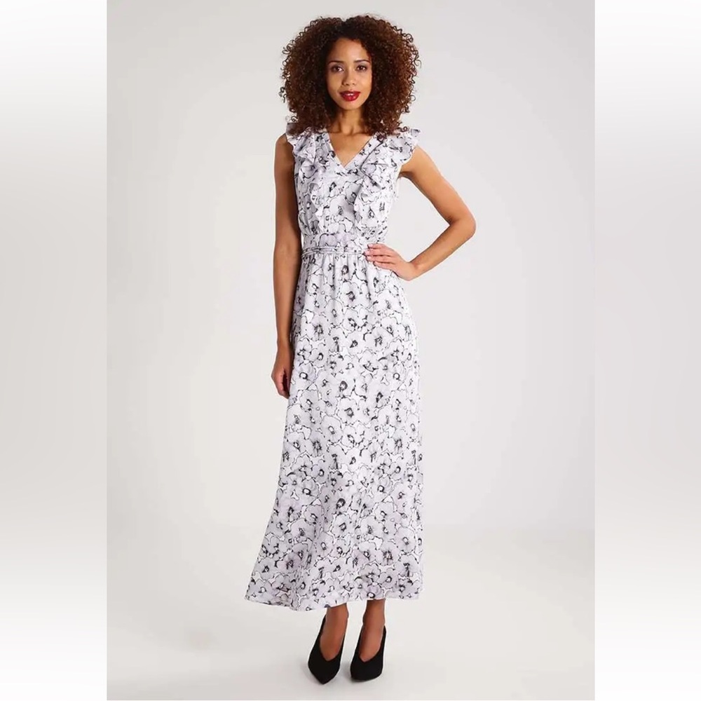 Banana Republic Black and White Flowered Maxi Dress. Size 6